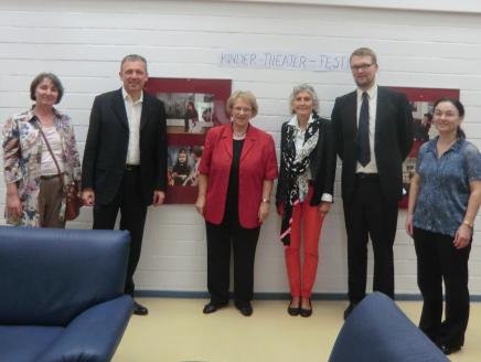 Oberbürgermeister Dr. Peter Kurz und Regierungspräsidentin Nicolette Kressl beim Besuch im EKZ Oberer Ried