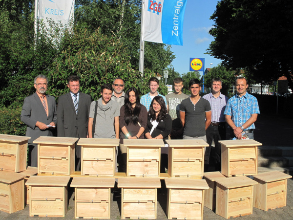 Übergabe von 17 Nistkästen für Mauersegler