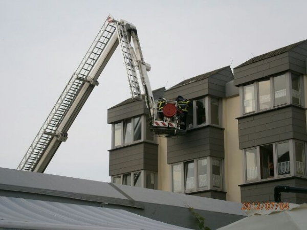 Die Feuerwehr bei der Evakuierung mit dem Teleskopgelenkmast.