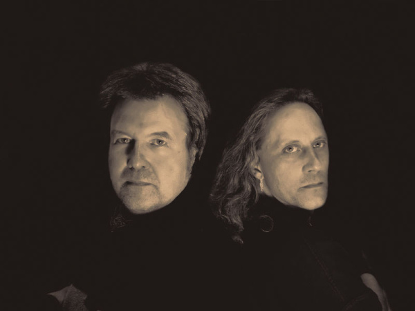 Die Brüder Martin und Rainer Kröhn bilden das Gitarrenduo "Windflüchter"