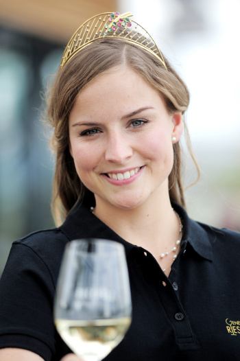Deutsche Weinkönigin Annika Strebel