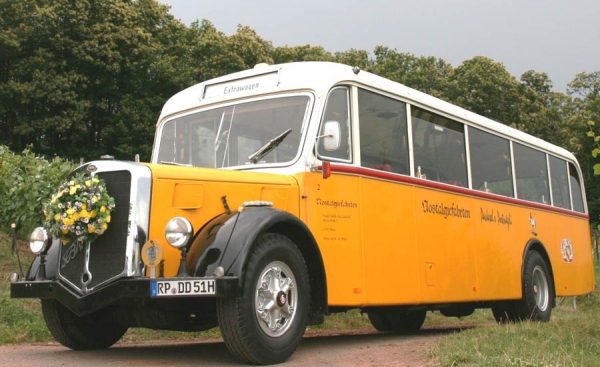 Im historischen Postbus durch die Stadt.