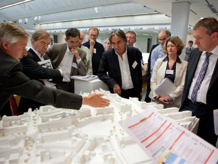 Fachbereichsleiter Städtebau, Klaus Ellinger, erläutert einen der Modellentwürfe