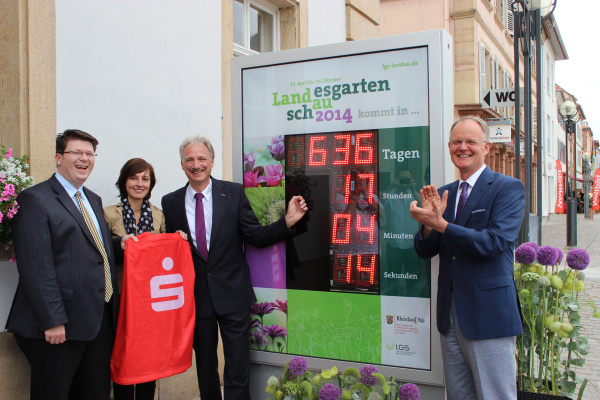 v.l.n.r.: Bernd Jung (Vorstandsvorsitzender Sparkasse Südliche Weinstraße), Karin Bommersheim (Bereichsleiterin LGS Landau 2014), Matthias Schmauder (Geschäftsführer LGS Landau 2014), Oberbürgermeister Hans-Dieter Schlimmer