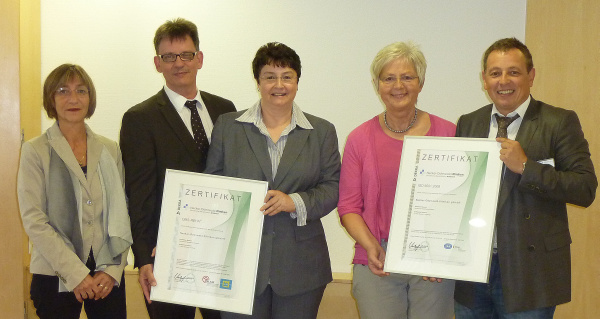 Zwei Urkunden für die nachgewiesen hohe Qualität der Geriatrischen Rehabilitation an den Neckar-Odenwald-Kliniken am Standort Mosbach.