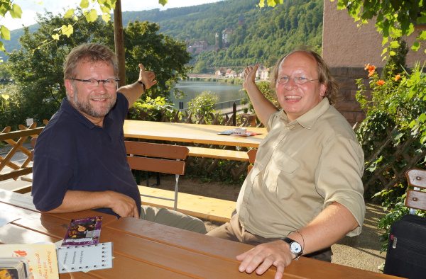 Der künftige und der scheidende Intendant der Schlossfestspiele Zwingenberg vor ihrer Wirkungsstätte: Guido Baehr und Karsten Huschke (v.l.)