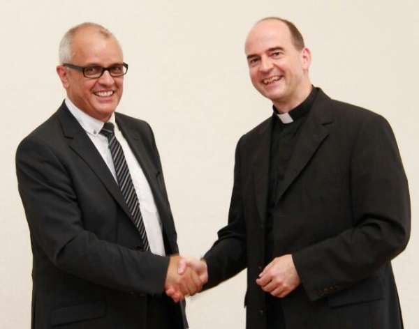Generalvikar Dr. Franz Jung (rechts) begrüßt Dr. Eckhard Türk, den neuen Beauftragten des Bistums Speyer für Religions- und Weltanschauungsfragen