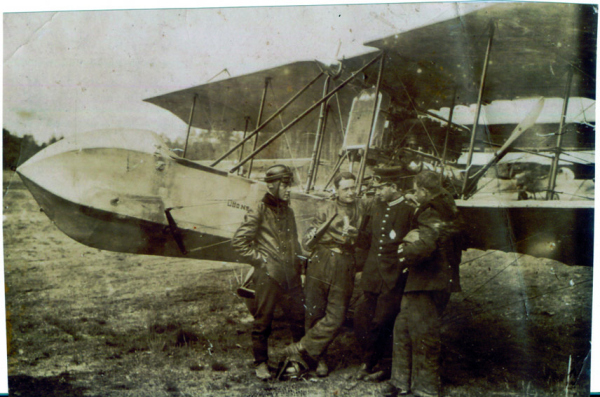 Nach dem gelungenen Flug wird in der Pfalz erst mal mit einem Riesling angestoßen; (der Otto Doppeldecker wird zurzeit vom Münchener Museum nachgebaut)