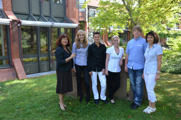 Landrätin Theresia Riedmaier begrüßte zusammen mit der Ausbildungsleiterin Angelika Schlinck (rechts) die neuen Auszubildenden Anna-Franziska Schöneck, Daniel Heilig, Louisa Ramge und Philip Mohn.