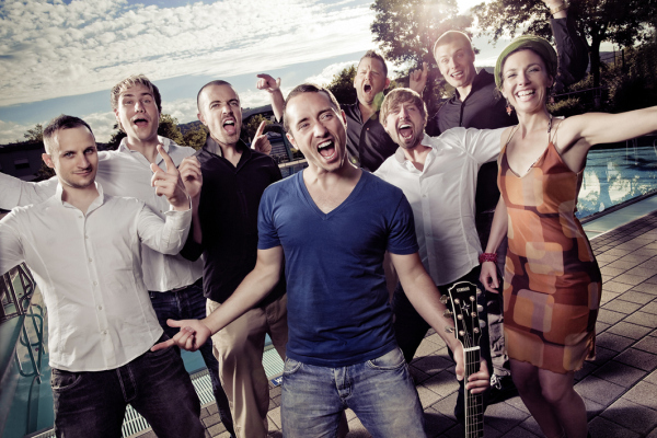 img-131294-Cosmo&Band.jpg
