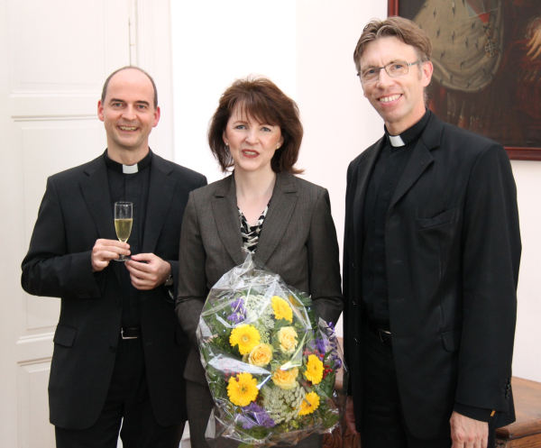 Generalvikar Dr. Franz Jung (links) und Domkapitular Peter Schappert gratulierten Finanzdirektorin Tatjana Mast.
