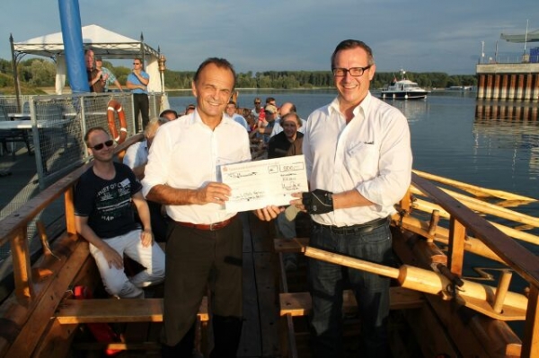Präsident Schaile überreicht Scheck an Landrat Brechtel