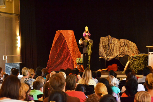 Micha Steinhauer begeisterte sowohl die Kinder, als auch die Erwachsenen mit seiner Theateraufführung "Der letzte Drache" bei der Abschlussveranstaltung des Lesesommers 2012 im Alten Kaufhaus.