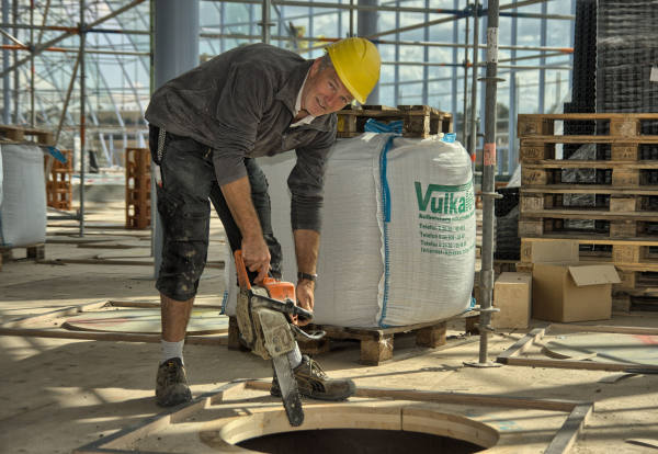 Mit der Kettensäge werden 413 Löcher in den Holzboden gesägt.