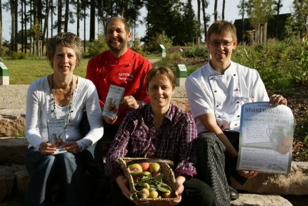Ulrike (li.) und Bernd Geier (2.v.li.) von der Turmschenke sowie Heike(2.v.re.) und Daniel Schäfer (re.) vom Gasthaus Engel servieren in diesem Jahr das Mostwochen-Menü.