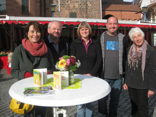 von rechts: Gertrud Lawrenz (Seniorenbüro), Sven Kleinböck und Rita Becker-Scharwatz (Forum Demenz, Tagesstätte für Senioren BZA), Joachim Fette (Beigeordneter Stadt Annweiler), Heike Neumann (Forum Demenz, Kreisverwaltung SÜW)