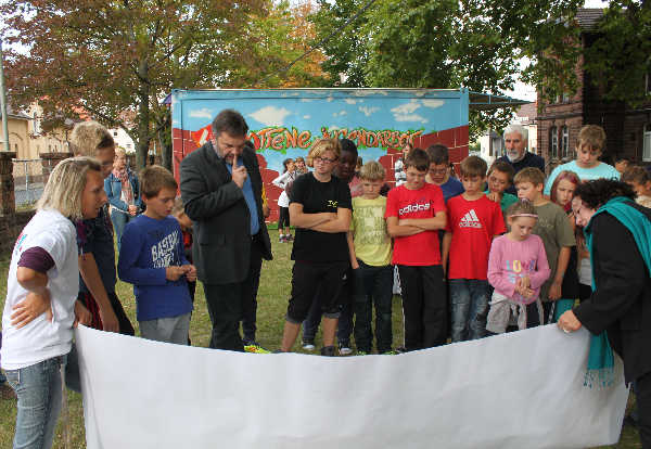 Das „Team offene Jugendarbeit“ hatte Kinder dazu eingeladen, ihre Wünsche auf ein großes Poster zu malen. Das wurde nun Bürgermeister Ingo Röthlingshöfer übergeben.
