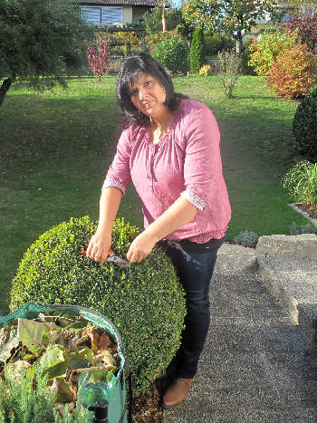 Friederike Schäfer aus Waldmühlbach arbeitet in ihrem Garten. Dass sie ihr Leben nach einem Kreislaufstillstand im Jahr 2000 praktisch ohne Einschränkungen führen kann, verdankt sie der Ersten Hilfe durch ihren Ehemann und ihren Bruder - und einem AED.