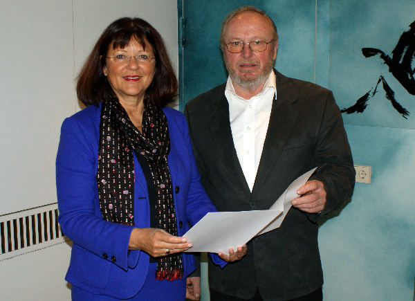 Landrätin Theresia Riedmaier überreicht Walter Ohliger seine Urkunde. Ab dem 1. November 2012 ist er nach 41 Dienstjahren im Ruhestand.