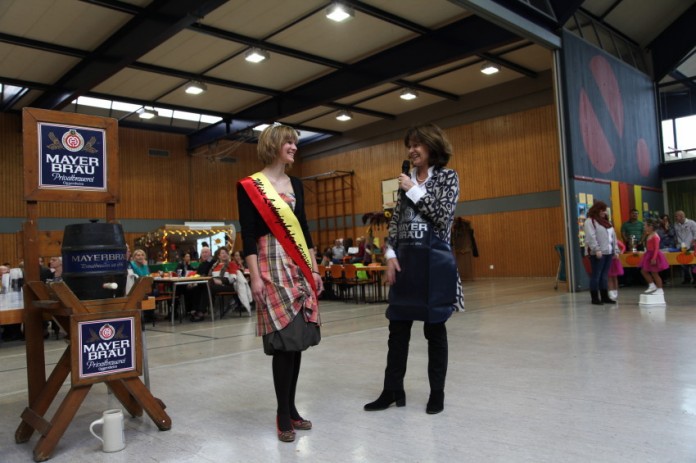 Ludwigshafens Oberbürgermeisterin Dr. Eva Lohse und die Miss Ludwigshafen 2012 beim Scheierfest in der Pfingstweide