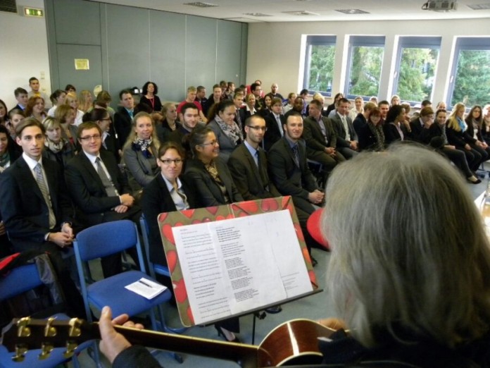 Der Liedermacher Ulli Valnion stimmte die über hundert anwesenden Schülerinnen und Schüler musikalisch auf das Thema ein.