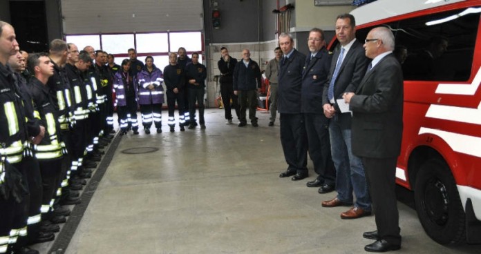 Fürs neue Fahrzeug komplett angetreten: Die Feuerwehr Grünstadt. Am MTF von rechts: Erster Kreisbeigeordneter Erhard Freunscht, Bürgermeister Klaus Wagner, Kreisfeuerwehrinspekteur Michael Müller und Wehrleiter Karlheinz Starck.