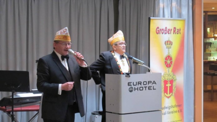 Als Erstes ein fröhlich Lied: Peter Arnold und Gregor Seelinger eröffnen die 5. Jahreszeit