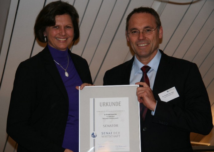 Bundesministerin Ilse Aigner und Dr. Rudolf Irmscher, Geschäftsführer der Stadtwerke Heidelberg, bei der Übergabe der Urkunde.