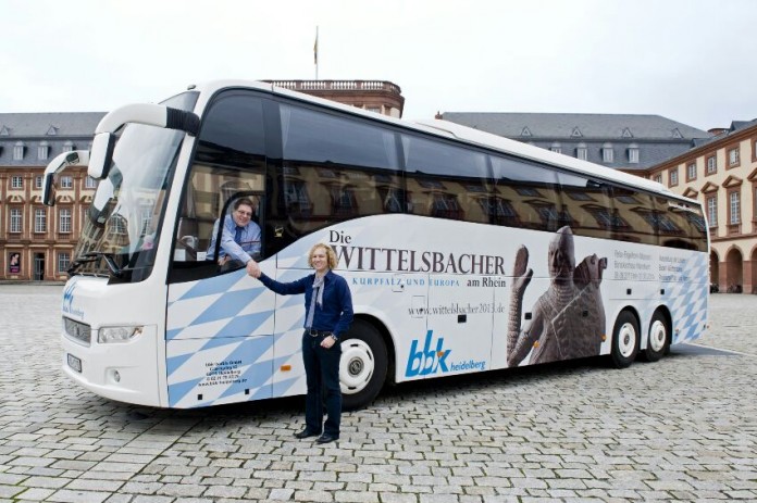 Detlev Barbis (Geschäftsführer BBK Barbis Verkehrsleistungen) und Dr. Alexander Schubert (Leiter Wittelsbacher-Projekt) präsentieren Wittelsbacher-Reisebus