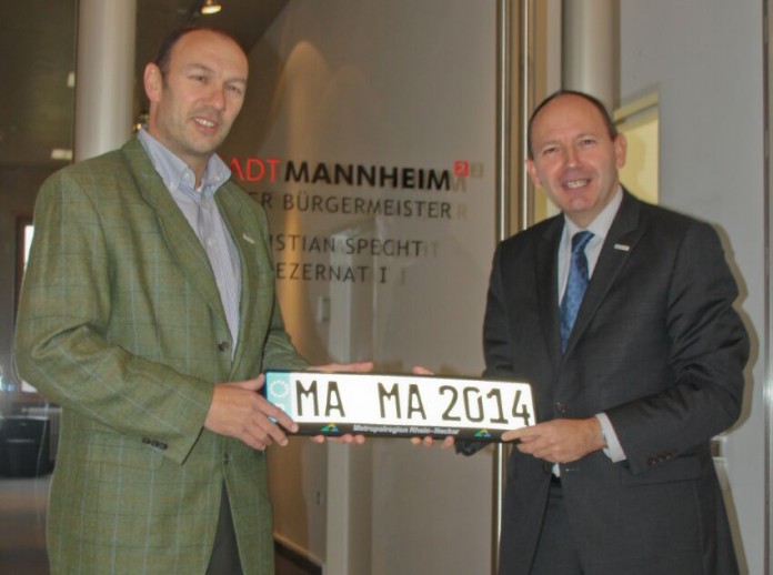 Erster Bürgermeister Christian Specht mit dem Leiter der Bürgerdienste, Michael Schnellbach, und einem Wunschkennzeichen