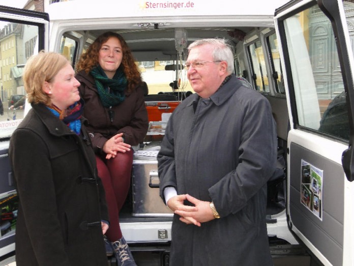 "Krankenwagen für Tansania" (von links): BDKJ-Diözesanvorsitzende Kirsten Glaser, Barbara Ester und Weihbischof Otto Georgens