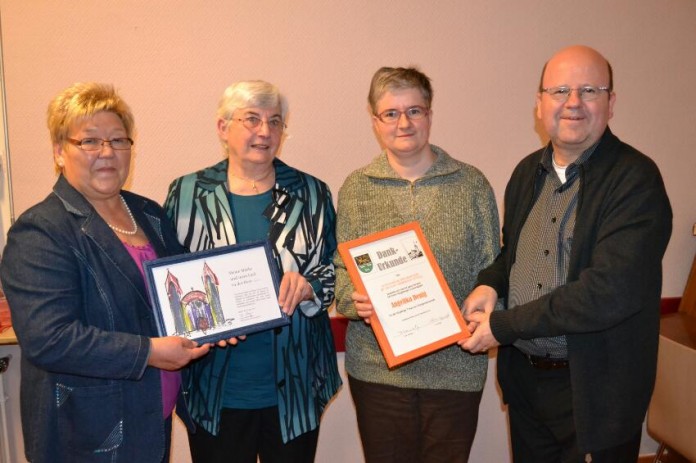 Bild von links: Christa Koppenhöfer, die Jubilarinnen Annemie Hoffmann und Angelika Denig, Pfarrer Franz Neumer.