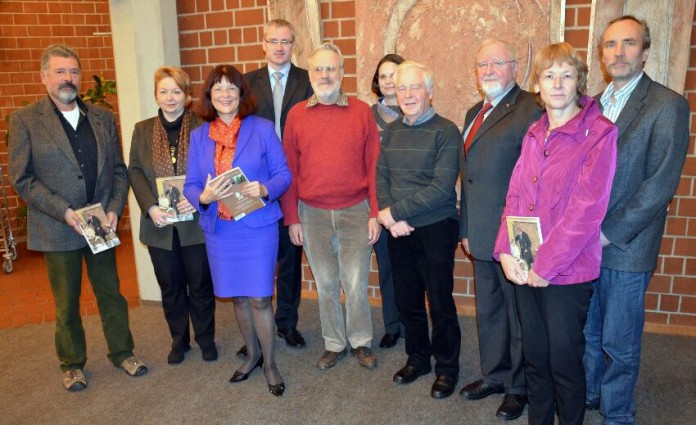 Landrätin Theresia Riedmaier stellte mit dem Redaktionsausschuss das neue Heimatjahrbuch 2013 vor.