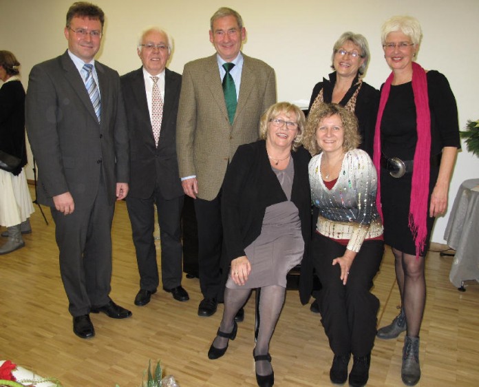 Adelheid Knoll, 25 Jahre lang Frauenbeauftragte und Beauftragte für Chancengleichheit im Neckar-Odenwald-Kreis, wurde in den Ruhestand verabschiedet, Angelika Bronner-Blatz folgt ihr nach (sitzend, von links).