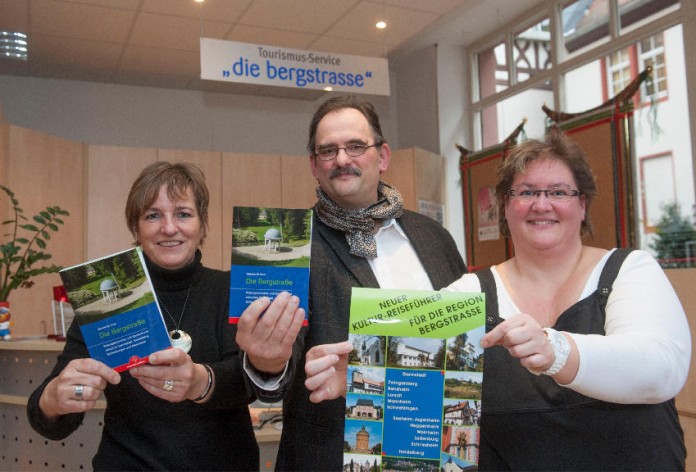 Maria Zimmermann, Verleger Rainer Kehl und Beate Thorwirth stellen den neuen Reiseführer vor