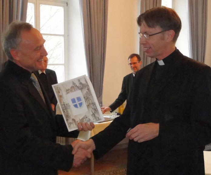 Domkapitular Peter Schappert (rechts) verabschiedete Dombaumeister Alfred Klimt.