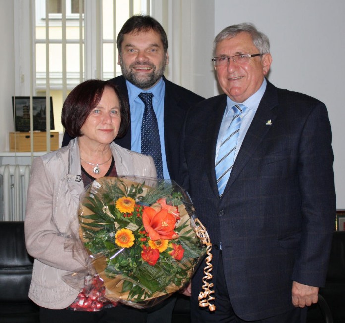 Bürgermeister Ingo Röthlingshöfer (Mitte) mit Willi Kästel und seiner Frau Pia.
