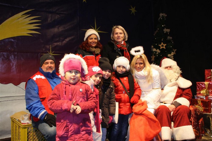 Bürgermeisterin Dr. Freundlieb mit Weihnachtsmann, Christkind und Kindern beim Kindernachmittag auf dem Weihnachtsmarkt