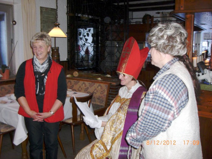 Von links n. rechts: Vorstandsmitglied für Krankenbetreuung Christa Riedel, den St. Nikolaus darstellend Roswitha Fischer Knecht Rupprecht Stefanie Kertz