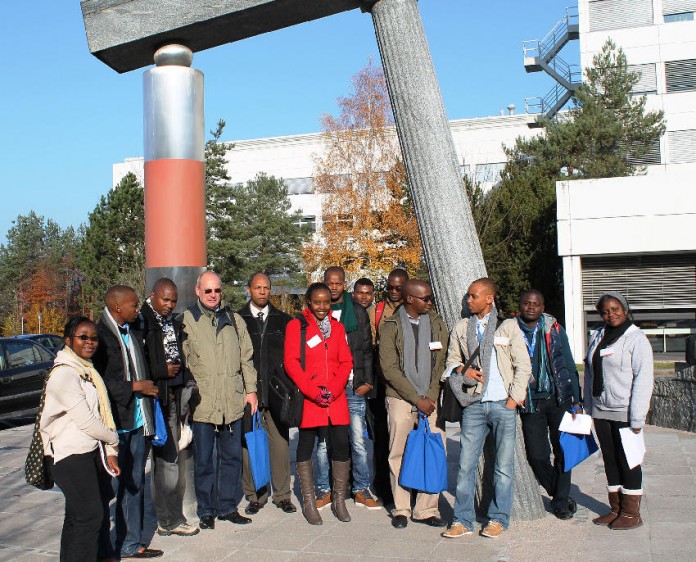 Die Studierenden mit ihren Betreuern Prof. Dr. Frank Kavishe (Dekan der UNAM) und Prof. Dr. Frank Adam und Iyaboo Ipinge am Tor der Wissenschaft .