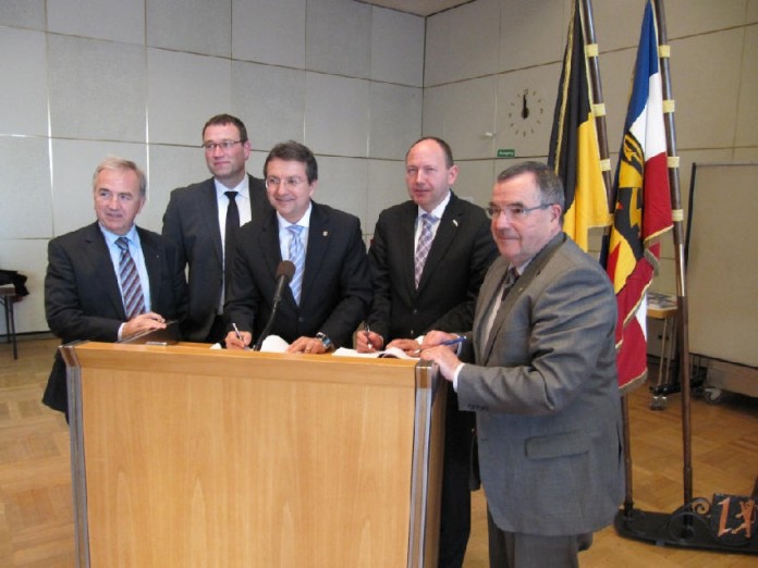 img-150685-Vertragsunterzeichnung_LU-MZ_12-2012.jpg