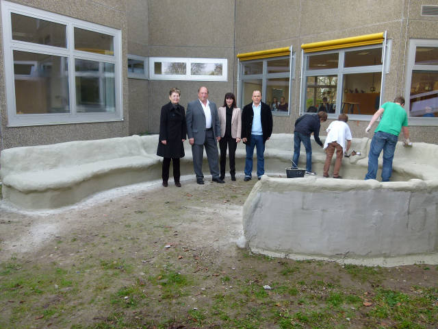 Kunsthandwerk an der IGS Mutterstadt: Die Geschäftsstellenleiterin der Kreis-‐ sparkasse in Mutterstadt Gabriela Hetterich (3. v. l.) übergibt 500 Euro für den Bau einer Pausenbank, die die Schüler später mit Mosaik verzieren wollen.