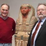 Sammler Thomas Liepsner und Prof. Alfried Wieczorek, Generaldirektor der Reiss- Engelhorn-Museen, neben Sarkophag. © rem, Foto: Jean Christen.