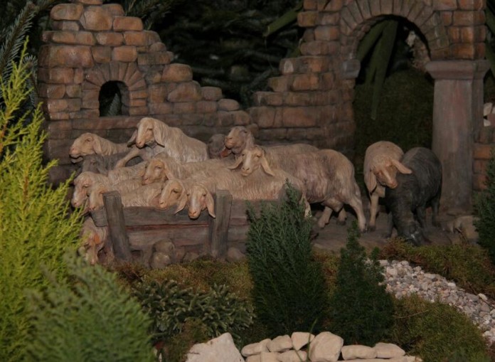 Domsakristane komponieren mehr als 20 Figuren mit Moos, Steinen und Pflanzen zu einer einzigartigen Krippenlandschaft