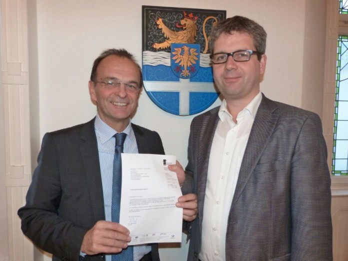 Landrat Dr. Fritz Brechtel und Prof. Dr. Bernd Meyer, Arbeitsbereich Interkulturelle Kommunikation, Fachbereich 06: Translations-, Sprach- und Kulturwissenschaft.
