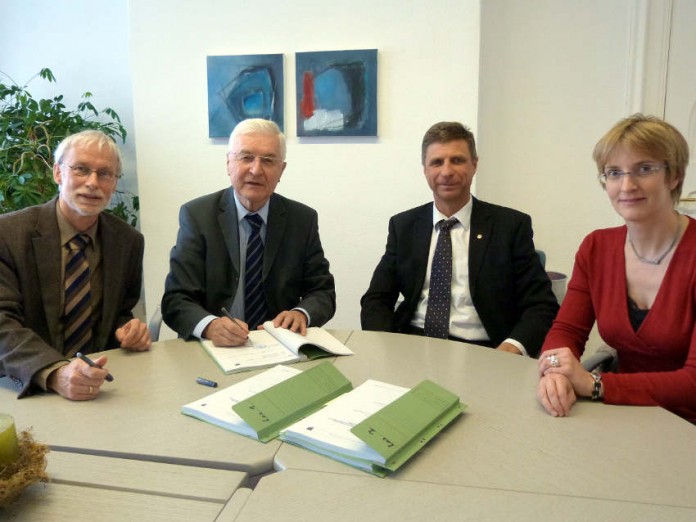 Foto (v. l.): Jürgen Stumpf, Leiter des Fachbereichs für Abfallrecht und Abfallwirtschaft, der 1. Kreisbeigeordneten Benno Heiter, Annika Schenk, Leiterin des Kommunalvertriebs bei SITA und der SITA-Niederlassungsleiter Jürgen Deutsch