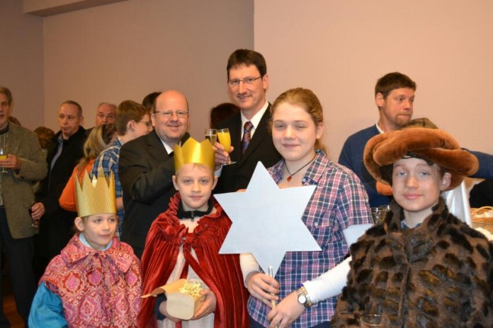 Hinter den Sternsingern in der Bildmitte der evangelische Pfarrer Markus Diringer (rechts), links daneben sein katholischer Amtskollege Franz Neumer.