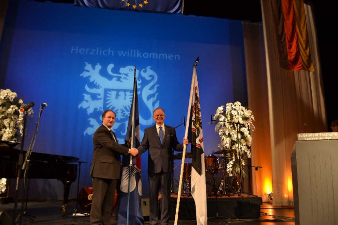 "Hand in Hand gemeinsam deutsch-französische Freundschaft gestalten" - Symbolische Übergabe der Stadtflaggen