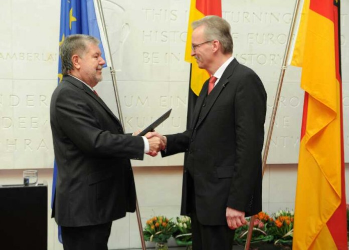 Martin Stadelmaier erhält die Entlassungsurkunde durch Ministerpräsident Beck