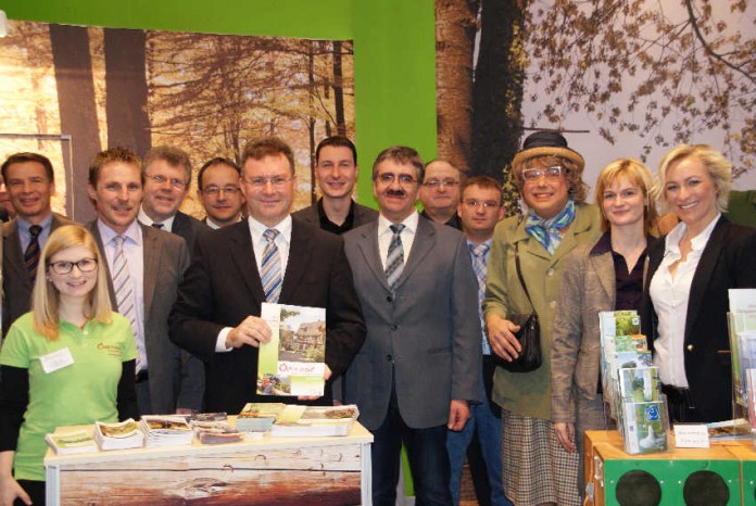 Eine ganze Reihe Bürgermeister aus dem Neckar-Odenwald-Kreis waren zur Stuttgarter CMT gereist, um mit Landrat Dr. Achim Brötel (mit Broschüre) den neuen, offen und naturnah gestalteten Stand der TGO in Augenschein zu nehmen.